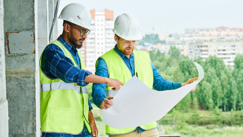Techniker-mit-Plan Techniker-mit-Plan